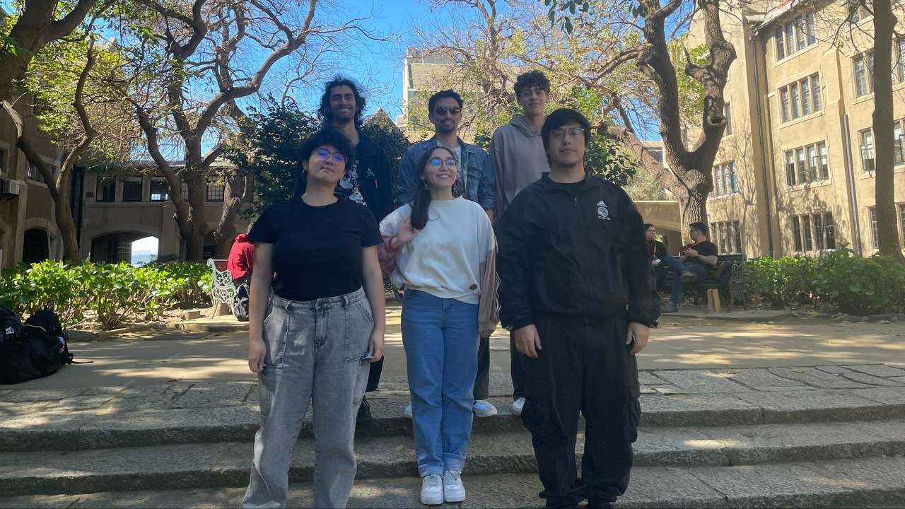 Las seis personas del equipo de Fishy! en el campus de la Universidad Técnica Federico Santa María.